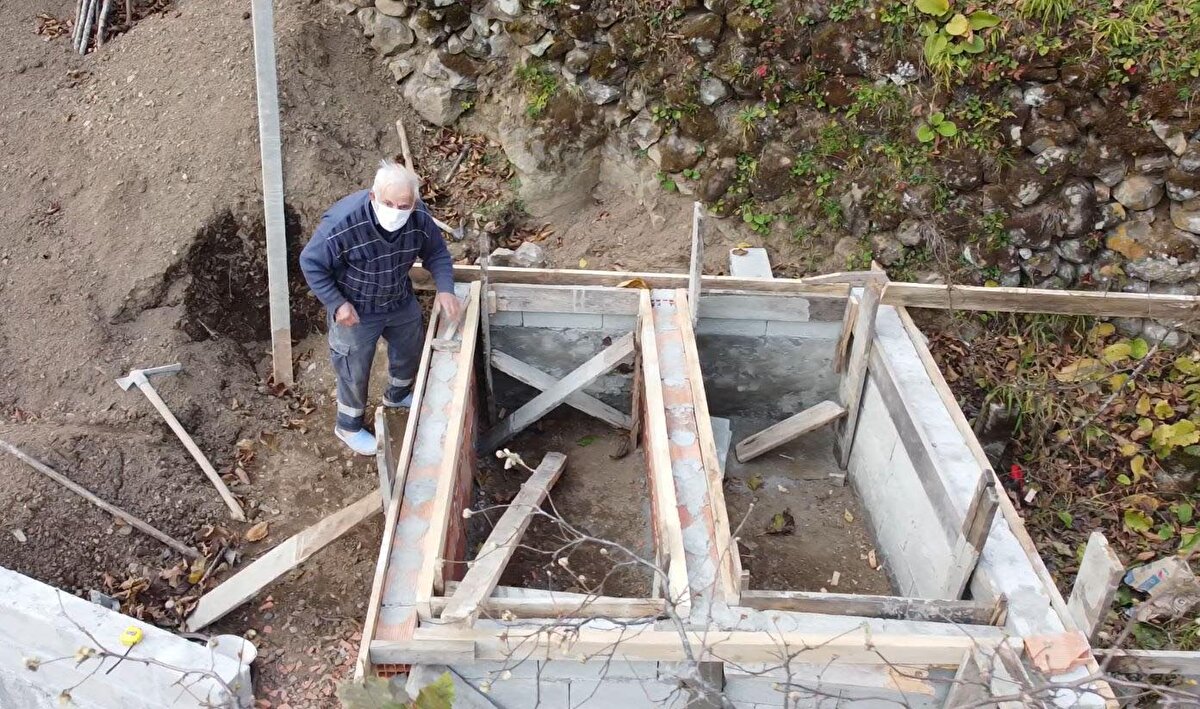 Ölümü halinde akrabalarının yanı sıra vatandaşların özellikle kış aylarında zahmet çekmemesi için böyle bir çözüm bulduğunu söyleyen Karaman, "Birkaç yıl önce eşimi kaybettim. Yaz mevsiminde buraya fındığa geliyorum. Salgın döneminde geri dönmeyip burada kaldım.