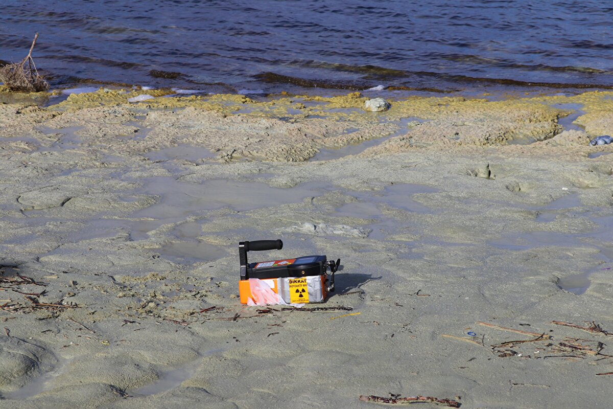 Gölde, radyo aktivite ölçer cihazla ölçüm yapan bilim insanları, göl yüzeyinde kabarcıkların çıktığı alanda tuzluluk ve ısı ölçümü yaptı.