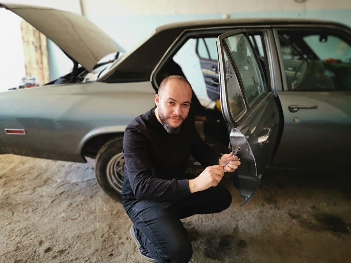 Araçların tadilat sürelerinin 4 ay ile 1 yıl arasında değiştiğini söyleyen Aksoy değiştirdiği parçaları da orijinaline sadık kalarak değiştirmeye özen gösteriyor. Aksoy; "Araç bize geldiğinde genelde hurda veya kullanılmayan araçlar oluyor. 20, 25 yıl yatan araçlar var. Tabi bu araçları alıp yapması kolay bir süreç değil biz bunu komple restorasyona soktuğumuzda kaporta işiyle başlıyoruz, soyma ve kumlama, boyasının kazınması oluyor daha sonra çürüklerinin temizlenmesi aşaması oluyor. Astar, boya işlerini yaptıktan sonra elektrik ve motor aksamını elden geçiriyoruz. Bu araçların iç döşemelerini yapıyoruz iç döşemede o dönemin birebir ilk çıktığında neyse ona yönelip, orijinaline sadık kalarak biz bu araçları restore ediyoruz.