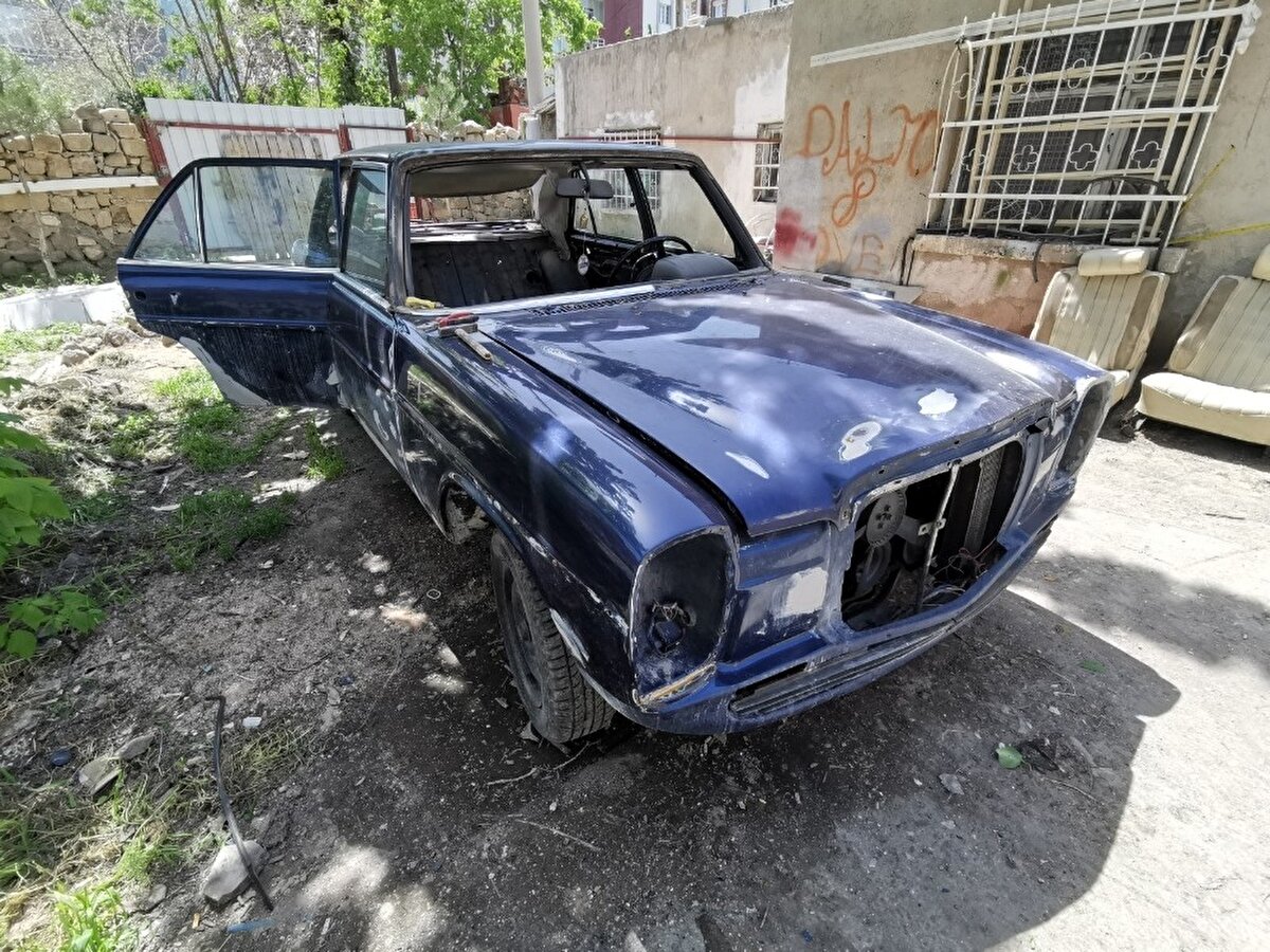 Ortalama 5 ayla 1 yıl arasında aracın durumuna göre değişiyor. Bu araçları ilk aldığımda normalde iyi gözle bakmıyorlar aslında çürüğü çok fazla ve hurda araçlar olduğu için bu hurdalarla ne yapacaksın git yenisini al diyorlar ama biz eskinin sevdalısıyız. Bitince zaten hurdalarla uğraşma diyen bizi gezdirsene diyor bu insanın hoşuna gidiyor çünkü hiç olmayacak bir şeyden yeniden bir şeyler yapıp inşa ediyorsunuz bu mutluluk veriyor. Eski araçlara da emek verildiğinde sevgiyle yaklaşıldığında güzel sonuçlar elde edebildiğiniz görüyorlar. Hızlı tüketim toplumu olduğumuz için genelde insanlar emek vermekten ziyade arabayı alalım kullanalım değişelim mantığıyla ilerliyorlar. Biz genelde emek verdiğimiz araçlarla dolaşmayı tercih ediyoruz." dedi.