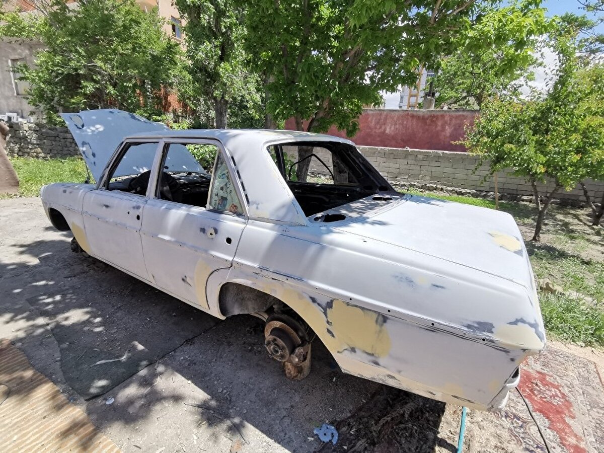 Kimi uzun yıllar hiç kullanılmamış birçok parçası kaybolmuş klasik arabaların ihtiyaç duyulan orijinal parçalarını bulan Aksoy, bulamadığı parçaları ise yurt dışından temin ediyor. Kaportasından boyasına, elektrik aksamından kapı kilitlerine, döşemelerinden motor parçalarına kadar otomobilleri tamamen yenileyen Aksoy, her bir otomobile aracın durumuna göre 5 ay ile 1 yıl arasında emek veriyor.