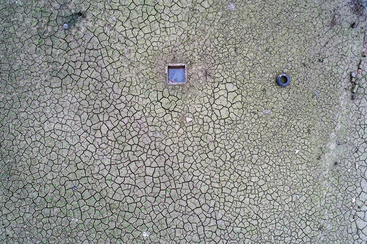 Suların çekilmesi ile birlikte haritalarda mavi olarak görülen baraj alanın adeta çöle döndüğü görüldü. Diğer taraftan suların çekilmesi ile daha önce sular altında kaldığı değerlendirilen bazı ev kalıntıları da ortaya çıktı. Bir başka açıda ise tarihi bir köprünün olduğu görüldü.
