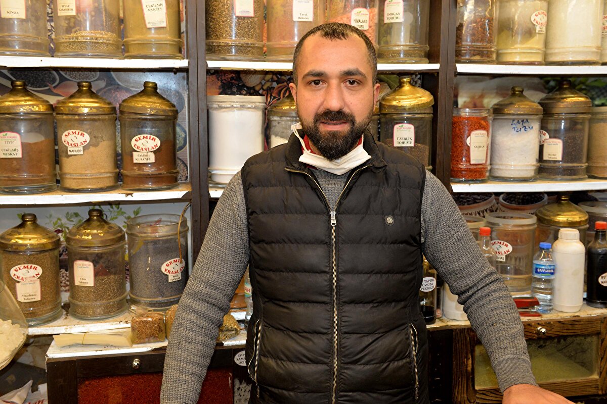 "Uzmanlarımızın açıklamalarından sonra zeytin yaprağı satışlarımız ciddi anlamda arttı. Özellikle şehir dışından bayağı talep var. Tabii ki zeytinin memleketi Hatay’da zeytin yaprağı bolca bulunmaktadır. Tabi her ağacın yaprağını toplamıyoruz. Özellikle uzun süre yaşayan ağaçların dallarından toplanan yaprakları kurutup bu şekilde vatandaşımıza sunuyoruz."

Eraslan, kurumuş zeytin ağacı yaprağının 100 gramını 10 TL'ye sattıklarını söyledi.

