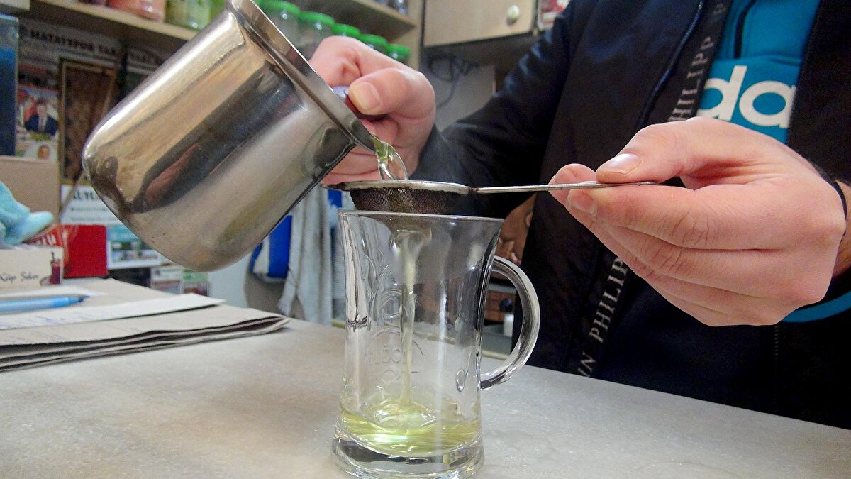 "Sabah, akşam birer bardak zeytin yaprağı çayı içmek, dışarı çıkarken ağzımıza karanfil atmak, eve döndüğümüzde kekik suyu ile ağız gargarası yapmak, yemeklerimizde nane ve narenciyeyi eksik etmemek faydalı olacaktır."

