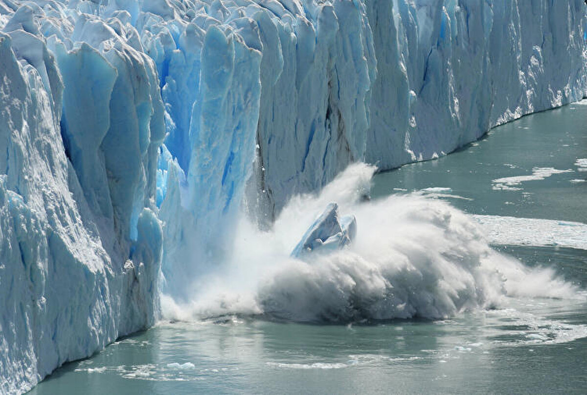Dev buzdağı hızla yaklaşıyor. Ekolojik sistemi bir felakete sürüklemesi beklenen çarpışma gerçekleşirse bakın Dünya'yı neler bekliyor?
