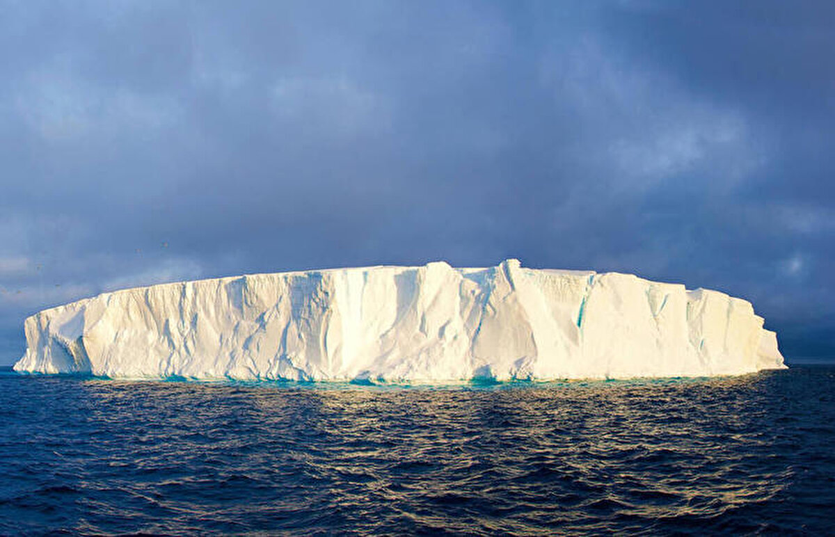 İngiltere Hükümeti, Güney Atlantik'te üç yıldır sürüklenen ve İngiltere'ye ait Güney Georgia adasına çarpmak üzere olan dev buzdağına keşif ekibi gönderiyor.