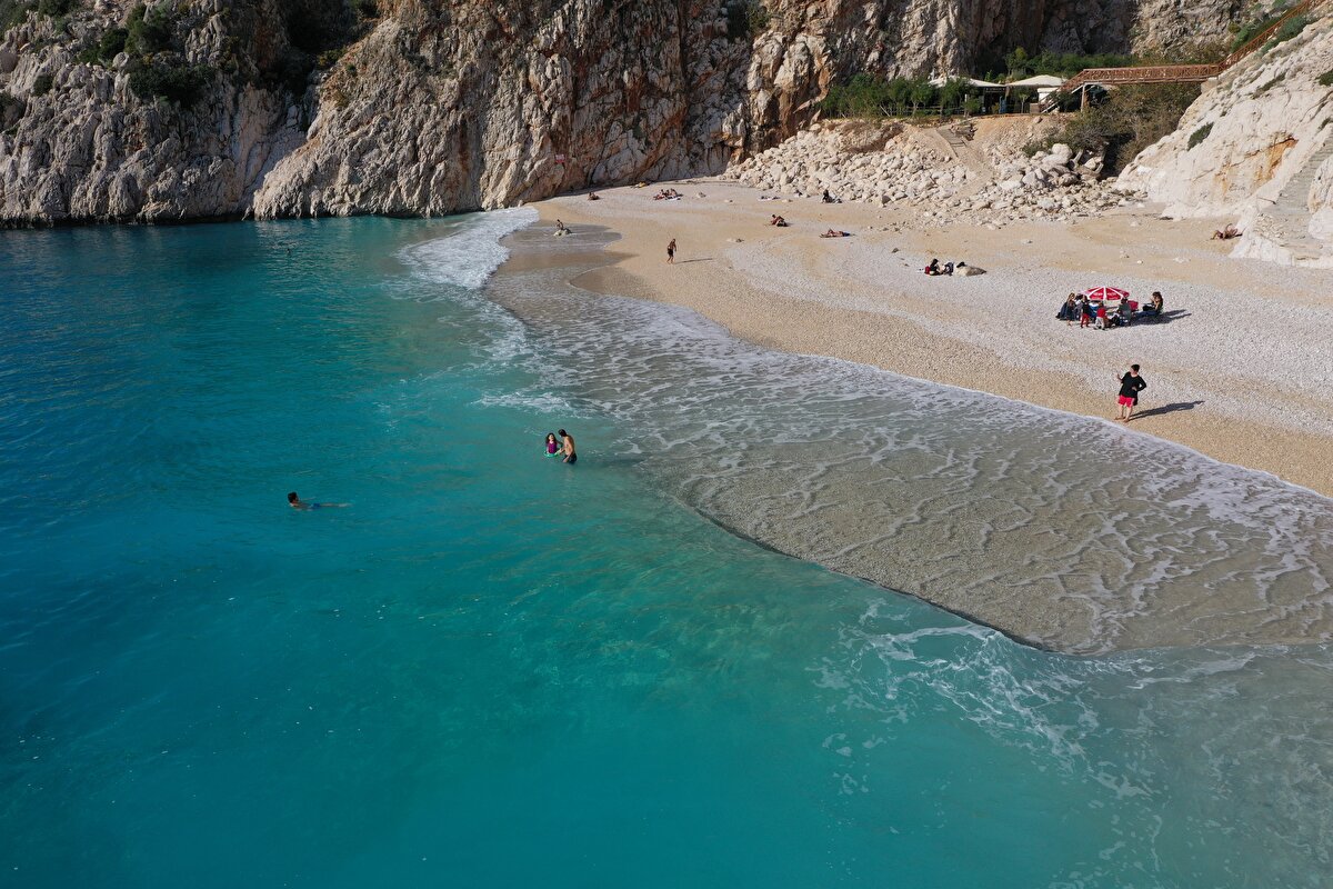 Bazı tatilciler sahilde yürüyüş yaptı.
