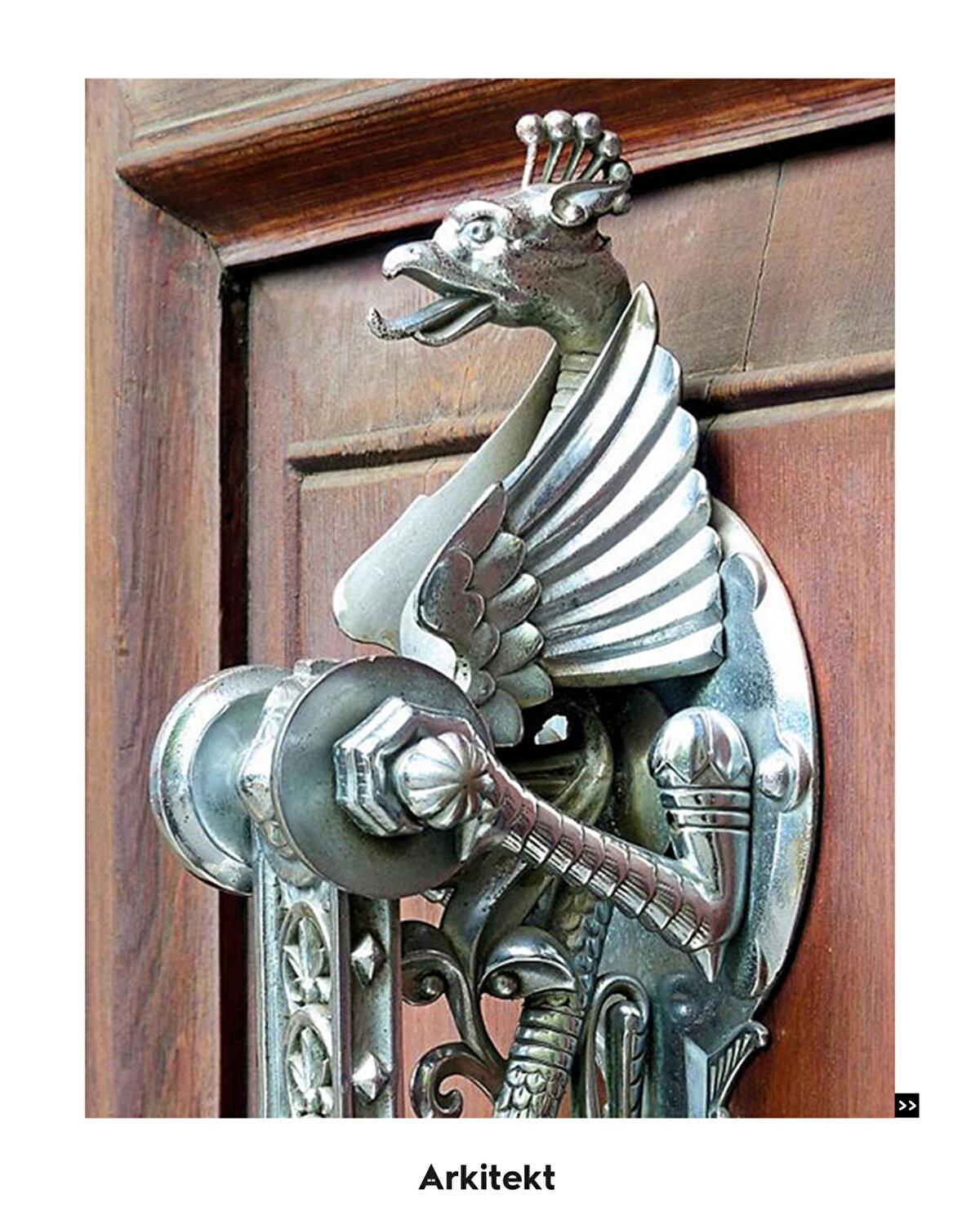 Detaylı motiflerin yer aldığı kapı tokmakları ev sahibinin ekonomik durumu hakkında bilgi veriyor.