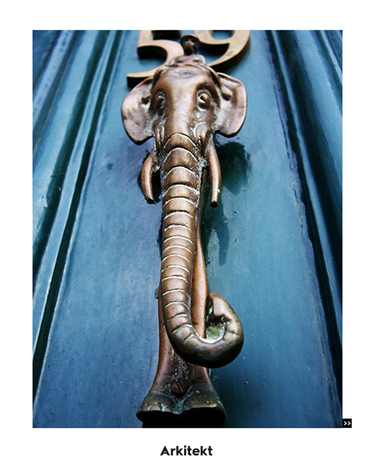 Eski inanışlara göre kapı tokmaklarında kullanılan hayvan motifleri ev sahibini koruyup kollamakla işlevlendirildi.