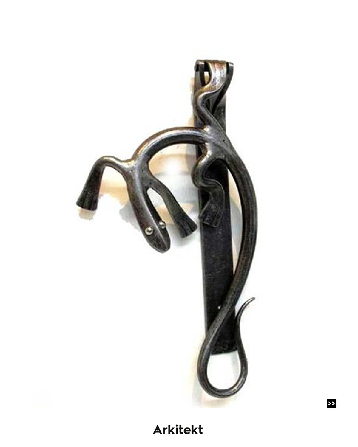 Kertenkele şeklinde modernize edilmiş bir kapı kolu.