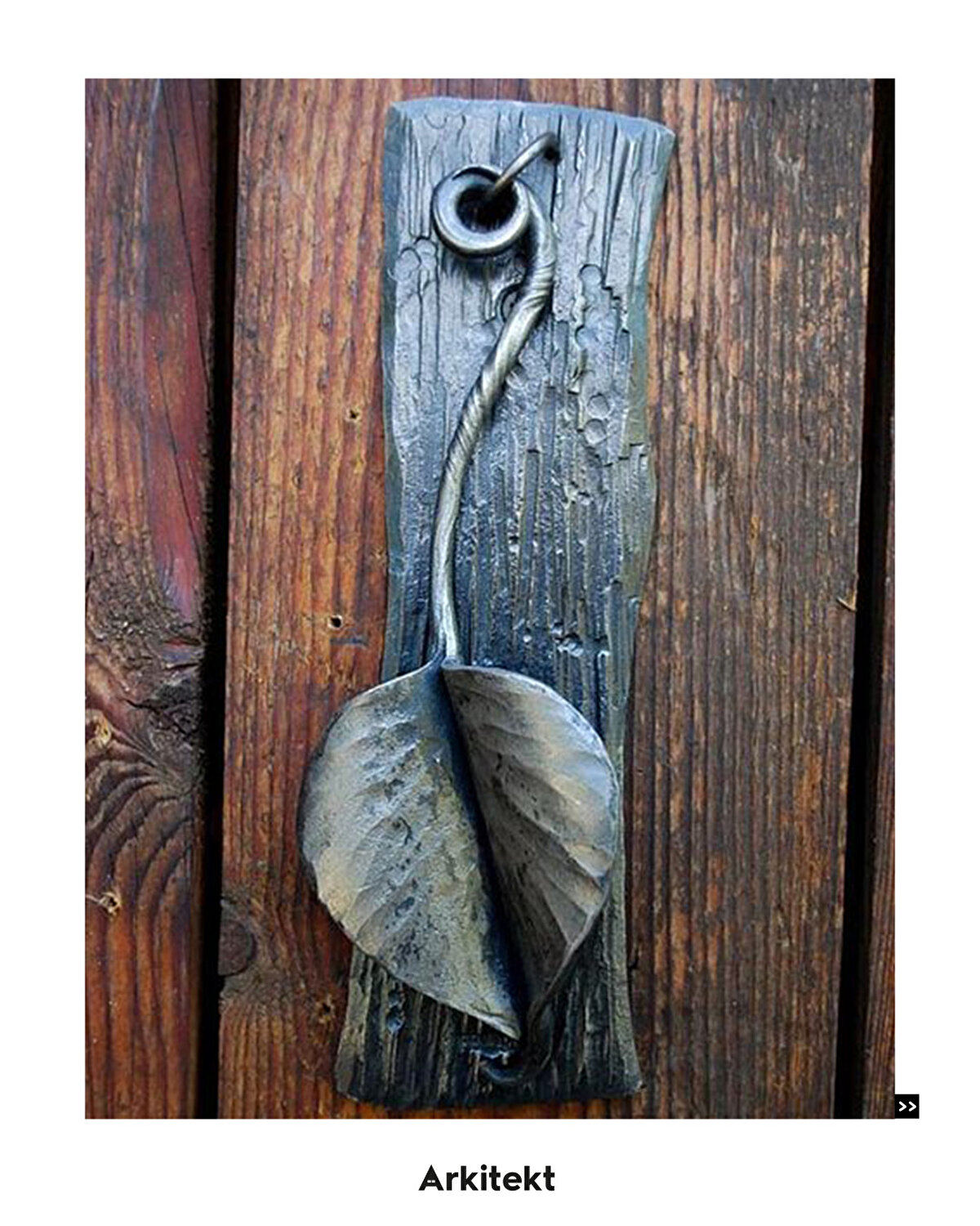 Yaprak, üzüm ve çeşitli bitkilerin yer aldığı kapı kolu motifleri ev sahibinin tarımla uğraştığını açık ediyor.