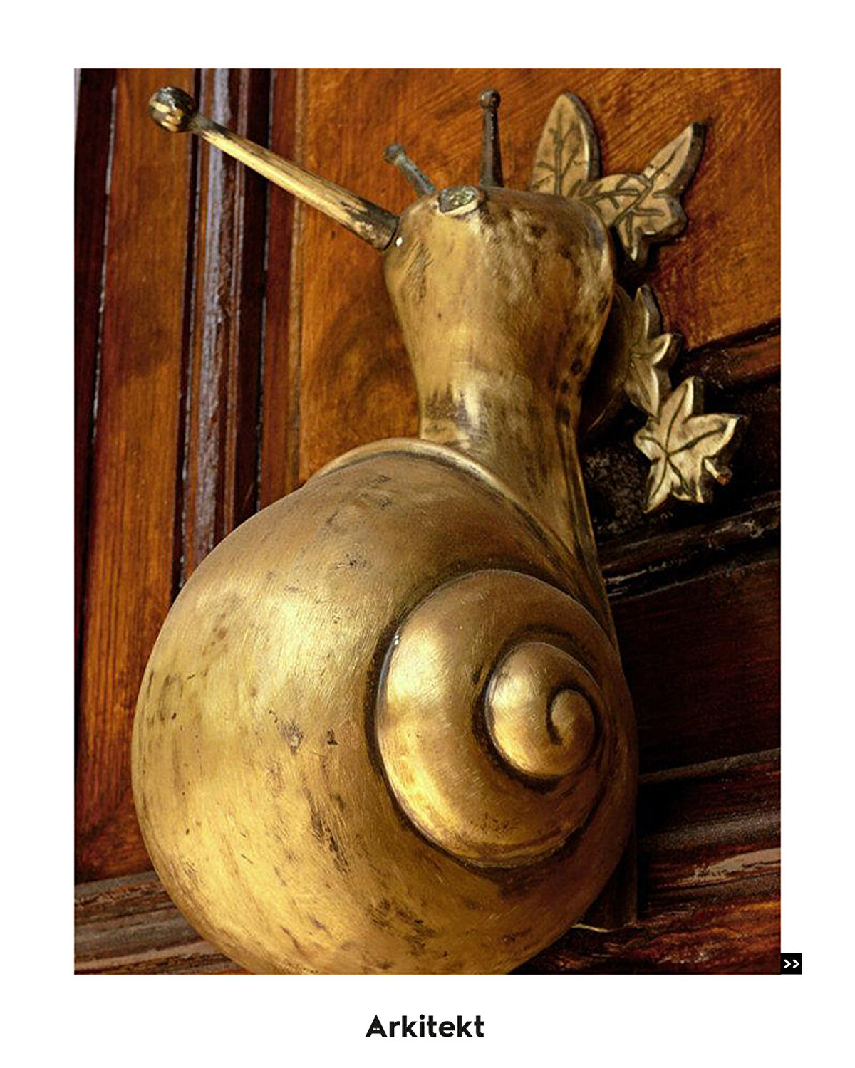 Salyangoz şeklinde, modern bir kapı tokmağı.