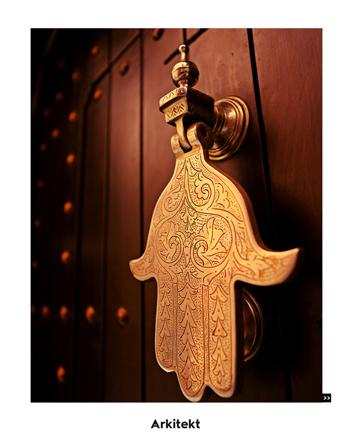 El şeklindeki tokmaklar ev sahibinin kuyumculuk mesleği ile uğraştığını belirtiyor.