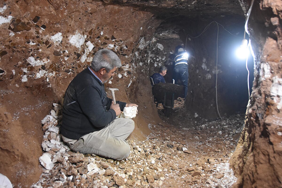 Lületaşından yapılan ürünlerin başta Çin olmak üzere birçok ülkede çok sevildiğini anlatan Fehmi Yavuz, az sayıda meslek erbabı kaldığı için meslek odası olarak Saatçiler Odası’na kayıtlı olduklarını söyledi. Lületaşına olan sevgisini ‘ben bu taşa aşığım’ diyerek anlatan Yavuz, Yaklaşık 25 sene önce Hanifi Demirkol isminde bir valimiz gelmişti Eskişehir'e. Bu valimiz 2- 3 yıl kurs verdirmişti. Şimdi hala oradan yetişen ustalarla devam ediyoruz. Bizim neslimizden pipo, satranç takımı, biblo yapmasını bilenler o valimizin sayesindedir. Şimdilerde açılan 3 aylık kursun hiçbir faydası olmaz. 