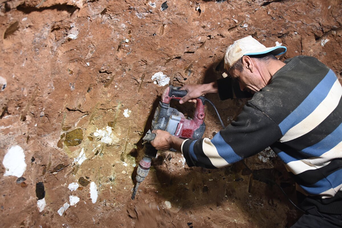 Eskişehir’de kent merkezine yakın Sarısu, Yenişehir, Karaçay, Söğütçük, Beyazaltın, Nemli, Kümbet, Kepeztepe, Karatepe ve Karahöyük mahallelerinde yerin yaklaşık 100 metre derinliğinden çıkarılıyor. Ancak son dönemde yeni çırakların yetişmemesi ve ocaklara inecek işçi bulunamaması nedeniyle meslek yok olma tehlikesiyle karşı karşıya kaldı. 