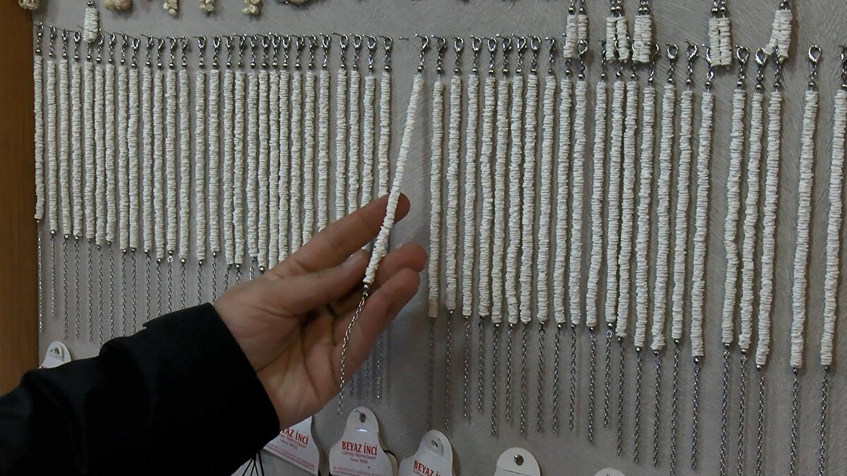 Bu lületaşı dünyada sadece Eskişehir'de çıkan bir taş. Altın, elmas gibi madenler dünyanın her yerinde çıkıyor ama lületaşı sadece Eskişehir'de çıkıyor. Bundan daha yerli ve milli bir şey tanımıyorum ben. Tüm dünya bu taşı çok seviyor, çok talep var ama biz lületaşımıza ne yazık ki sahip çıkamıyoruz. Bütün dünya çok seviyor lületaşını ama Eskişehir'de bile ‘lületaşı nedir?' diye sorsan 100 kişiden 10'u zor biliyor. Hala ne olduğunu bilen yok. Dünyada halen ‘Viyana taşı’ olarak geçiyor bu taş. Yani içler acısı bir durum. Bu taş Türkiye'den, Eskişehir'den çıkıp ihraç ediliyor ama dünya ‘Viyana taşı’ diye biliyor dedi. 