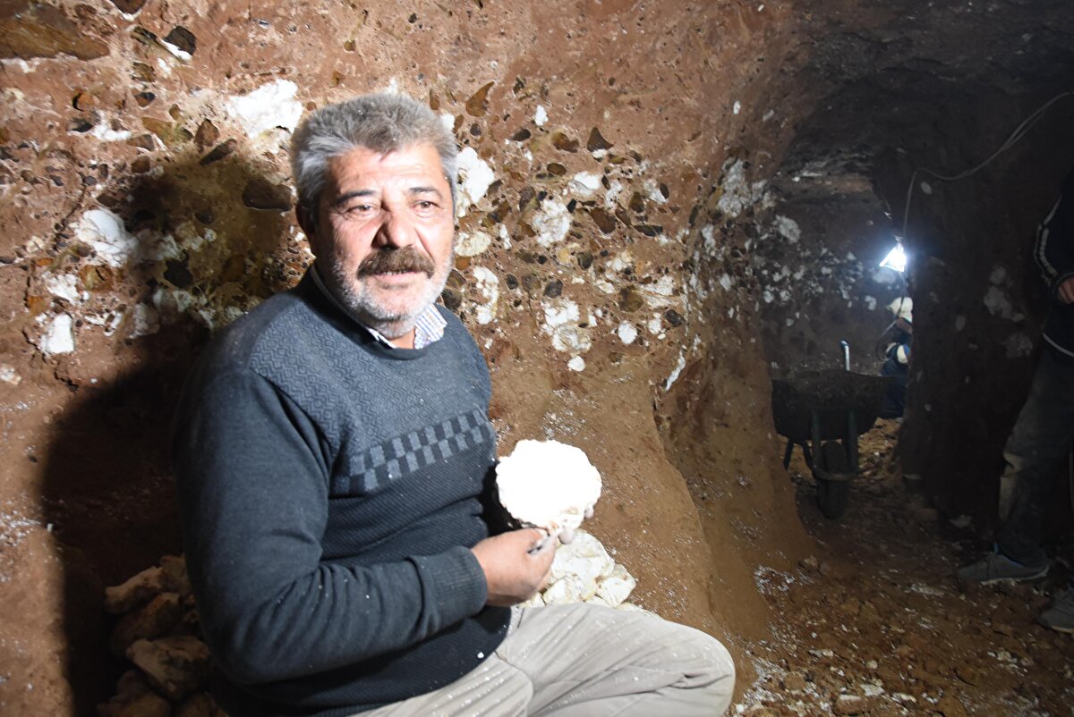 Lületaşı ustalarının yanı sıra yerin 100 metre kadar derinine inerek taş çıkaracak işçi de bulunamıyor. Geçmiş yıllarda sayısı binlerle ifade edilen ocakçı sayısı son dönemde 10’a kadar düştü. Fehmi Yavuz’un lületaşı ocağında yerin 65 metre derinliğinden hilti ile lületaşı çıkaran Yusuf Tuncer (51) ekmeğini taştan çıkarmaya çalıştığını söyledi. Yaklaşık 15 yıldır lületaşı sektöründe çalıştığını ifade eden Tuncer, Bu işi 15 yıldan bu yana bilfiil yapıyorum. Yapıyorum ama zaruretten. İşimiz yok, bulmak için uğraşıyoruz. Çok tükendi bu iş. Lületaşını bulmak çok zor. Yapan 3- 4 ekip kaldı, 3'er kişiden 9 kişiyiz. Bizim köyde bu işi yapan 9 tane insan kaldı. Bu işin sonu yok gibi, tükendi damarlar. Şu kuyuya ineli 6- 7 ay oldu, 2- 3 bin liralık malzeme çıkartamadık. ‘Allah'tan umut kesilmez’ diyoruz arıyoruz. İnşallah bulunacak. Bizim mesleğimiz, atalarımızdan gördüğümüz iş bu dedi. 