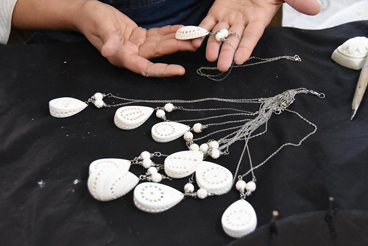 Eskişehir’e gelen yerli ve yabancı turistlerin yoğun olarak ziyaret ettiği tarihi Odunpazarı evlerinin bulunduğu dar sokaklardaki dükkanlarda satışa sunulan ve ustaları tarafından oyularak yapılan pipo, tespih ile biblo gibi süs eşyaları kentin en önemli el sanatları arasında yer alıyor. 