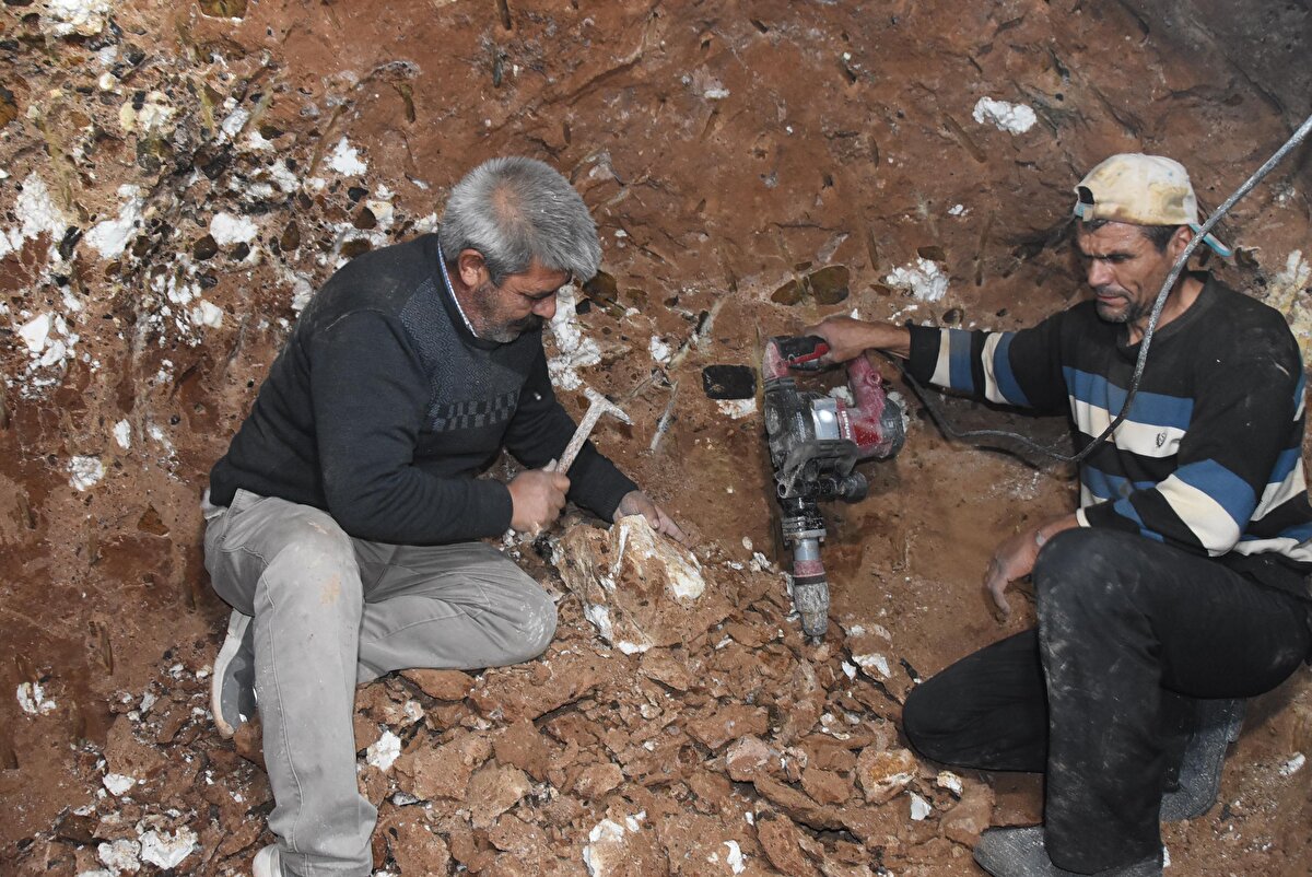 Çinliler bu taşın hastası. Önceden pazarımızın büyük çoğunluğu Amerika, Almanya'ydı. Şimdi Çinliler onlara ürün bırakmıyor. Çok seviliyor. Ben bu taşa aşığım. Her işimi bırakıyorum, ocağa gelip bu taşa sarılıyorum. Bu işi sevmeyen zaten yapamaz. Bizim meslek odamız bile yok. Neden yok? Sayımız az olduğu için. Biz Saatçiler Odası'na kayıtlıyız. Saatçiler Odası bizimle ilgilenir mi? Biz kime nasıl derdimizi anlatacağız? Bu lületaşında daha fazla çırak yetişse, ocağa daha fazla giden olsa Eskişehir'in yarısına sadece bu lületaşı bakar şeklinde konuştu. 