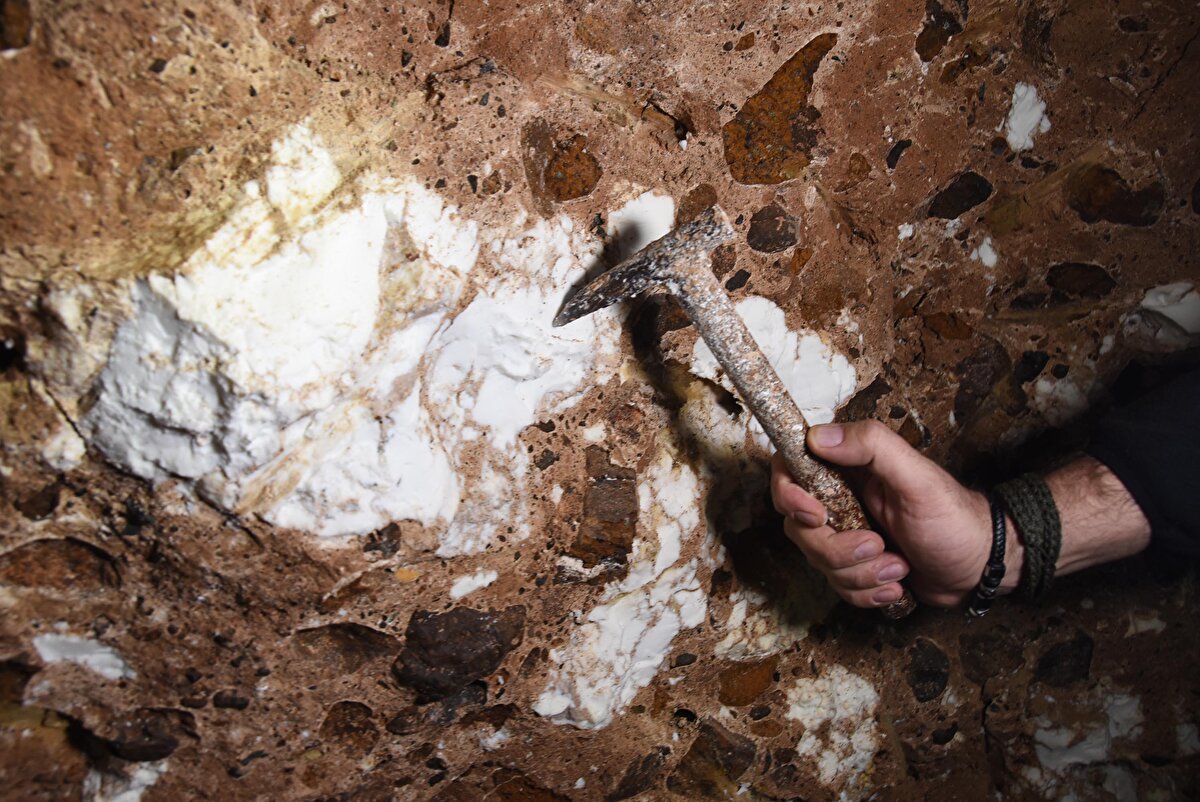 Eskişehir’de yerin altından çıkarıldıktan sonra ustalar tarafından işlenen lületaşları çoğunlukla pipo ve hediyelik eşya haline getirilerek dükkanlarda satılıyor. Ancak pandemi nedeniyle şehre turistlerin gelişi durunca, satışlar da azaldı. Birçok esnaf lületaşı hediyelik eşya dükkanlarını açmaz oldu. Atlıhan El Sanatları Çarşısı’nda lületaşı hediyelik eşya satan Meliha Öztopçu, mesleğin zor bir dönemden geçtiğini ifade ederek, Bu meslek babamızın mesleği. 