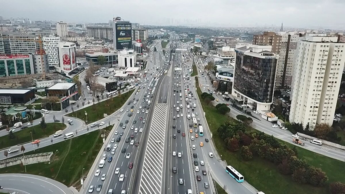 Yasak öncesi kentte trafik yoğunluğu yaşanıyor. İstanbul Büyükşehir Belediyesi'nin trafik yoğunluk haritasına göre saat 15.30 sıralarında yoğunluk yüzde 62'ye ulaşırken 16.40 sıraları itibariyle yoğunluğun yüzde 65 olduğu görüldü.