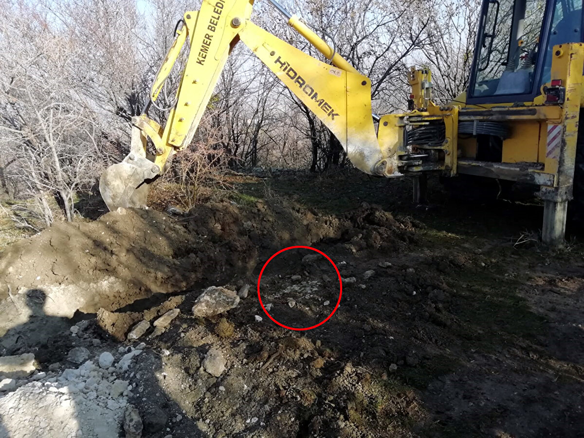 Burdur'un Kemer ilçesinde belediyeye ait kepçeyle bugün Yakalar köyü Mezarlık üstü mevkisinde su kanalı kazan operatör Ayhan Dağ, küçük bir küpü kırdı. Küpün içerisinden tarihi eser olduğunu gören Dağ, durumu İlçe Jandarma Komutanlığı ekiplerine bildirdi. Olay yerine gelen ekipler bölgeyi emniyet şeridiyle kapatarak, Müze Müdürlüğü yetkililerine bildirdi.
