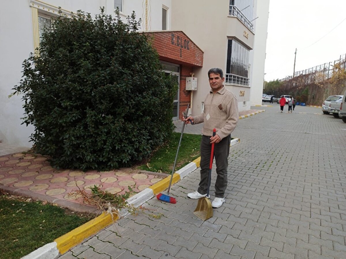 Site sakinleri, uzun süredir görevli olarak çalışan Üzüm'ün sitelerinde yönetici olması için çalışma başlattı.