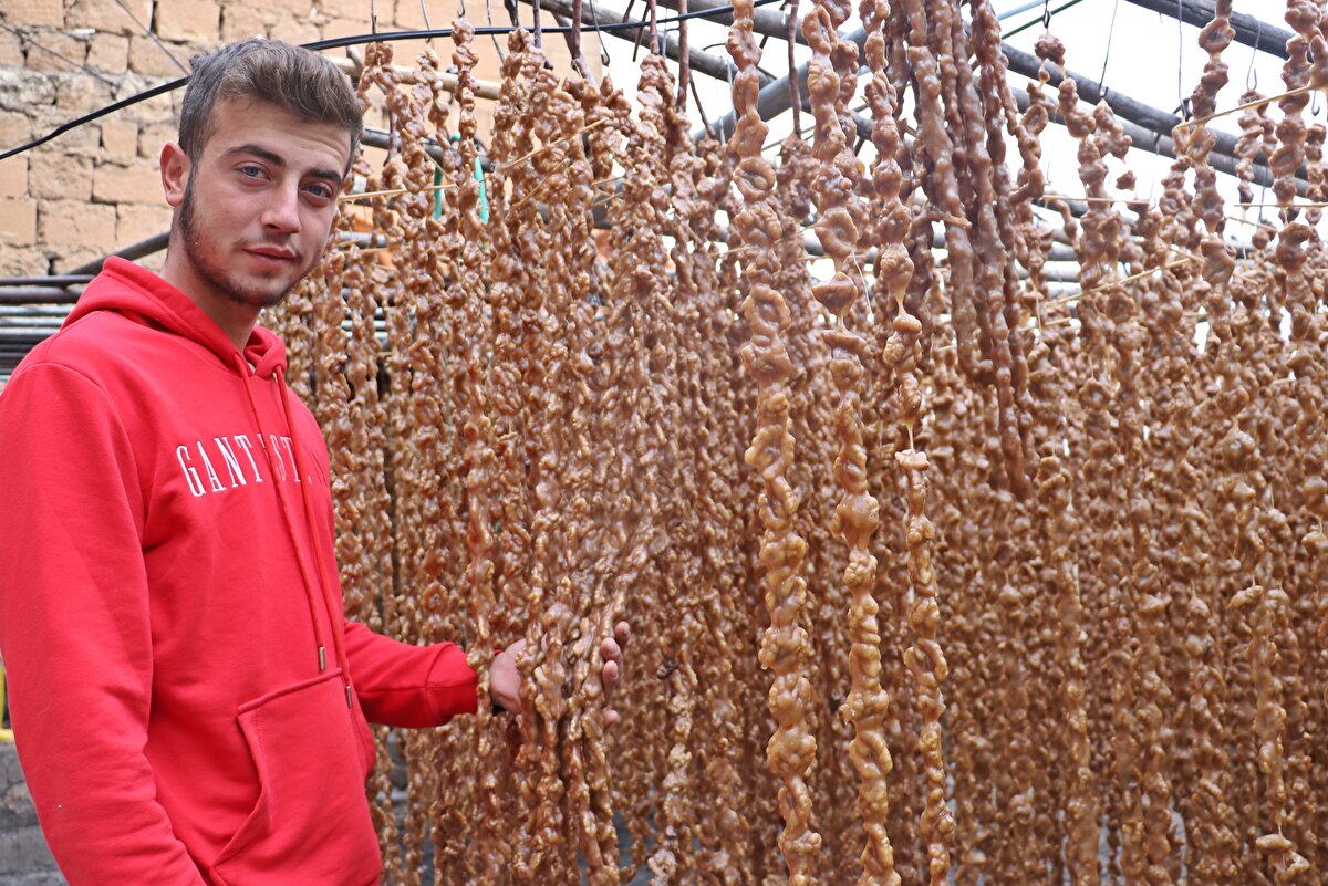 Benim rahmetli babam cevizli sucuk yapar, ben de işlerdim. Sonra ben öğrendim ve yıllarca cevizli sucuk ürettim. Şimdi de Diyar ile bu işi yapıyoruz. Ona ve oğlum Ömer'e bu işi öğrettim. Malımı onlara verdim. Çocuklar çalışıyor ve de burada başlarında duruyorum. Biz bir aile gibi olduk.