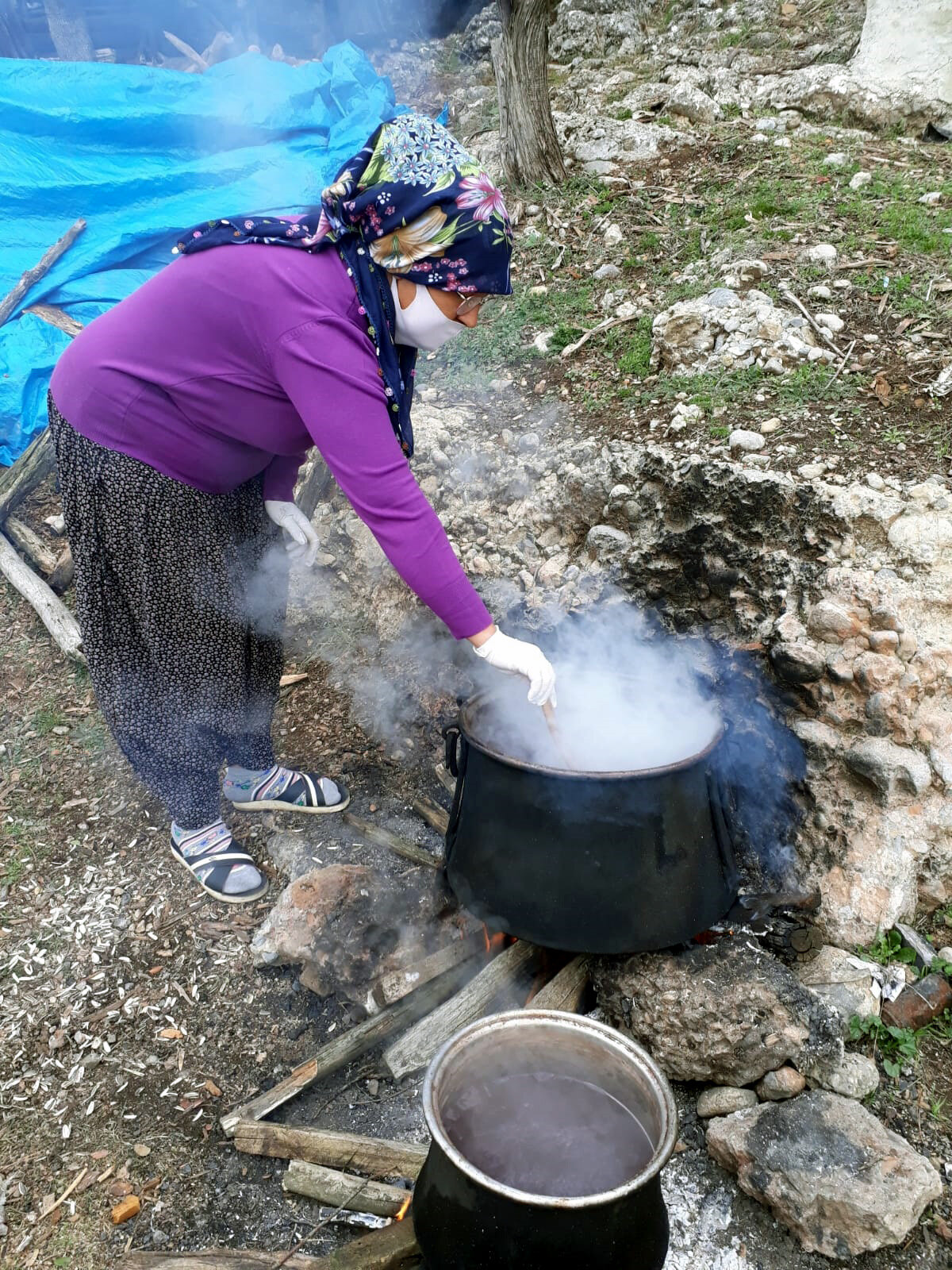 Torunlarıyla birlikte Toros Dağları’nın 500 metre rakımlı ormanlarından elleriyle topladıkları andız kozalaklarını sert zeminde kıran Karakılçık, su dolu leğenlerde ıslatıyor. Yaklaşık 48 saat bekletilen andızlar, 12 saat boyunca kazanlarda kaynatılıyor. Karaciğer ve mideye faydalı olduğu söylenen andız pekmezinin kilosunu 50 liradan satışa sunan Karakılçık, siparişlere yetişemiyor.