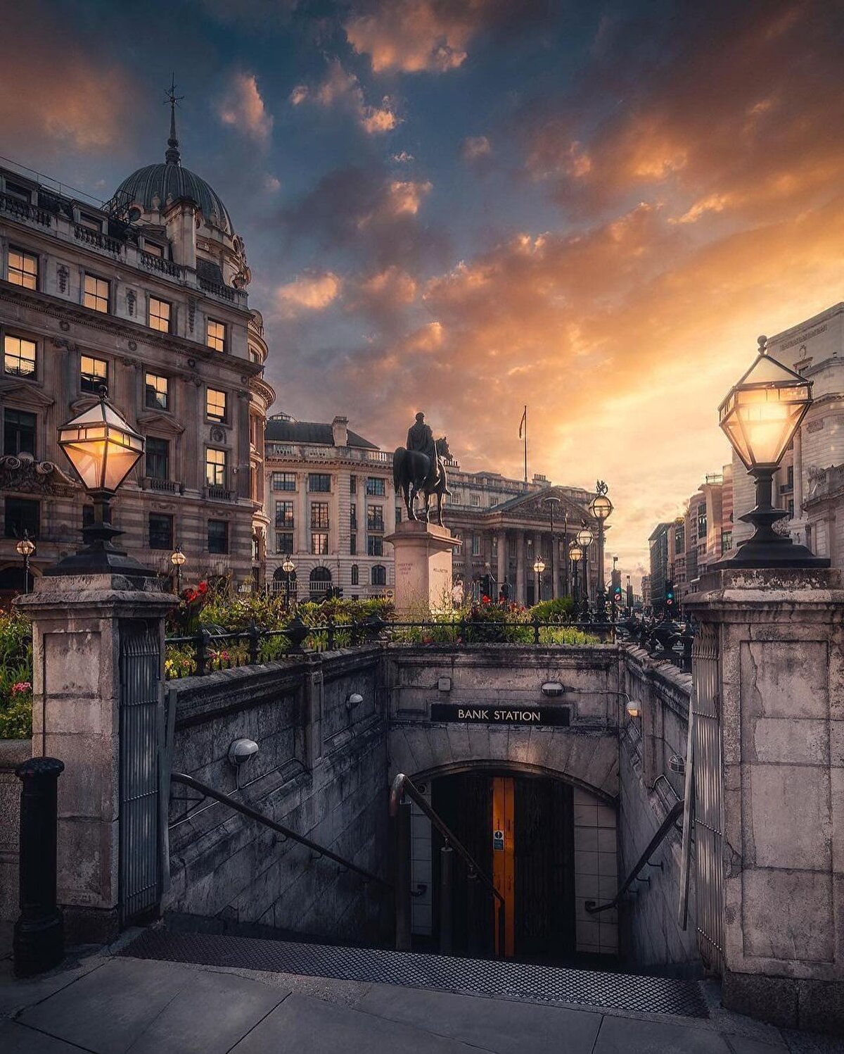 🏛 Müzeci Turist: Her yıl milyonlarca turistin ziyaret ettiği Londra’da herkesin aradığı şeyi bulabileceği onlarca seçenek mevcut. Londra’yı farklı yapan sanatın, mimarinin, doğanın iç içe olduğu aynı zamanda yaşayan, hareketli, rengarenk bir metropol olması. Şunu belirtelim, Londra’da devlet müzelerinin girişi ücretsiz, istersen çıkarken bağış yapabiliyorsun.