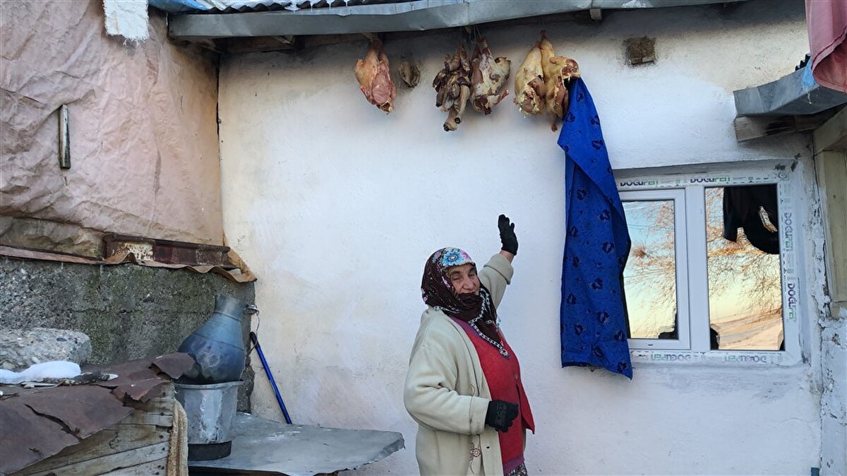 Köyün eski muhtarlarından Hakkı Akbaba da her yıl besledikleri kazları direklere asarak kuruttuklarını söyledi. Kazın tanesinin 250- 300 TL arasında olduğunu belirten Akbaba, Güvercin köyündeki kazların tam bir Kars kazı olduğunu, rengi ve büyüklüğü ile de tercih edildiğini belirtti. Kars kazının lezzetine doyum olmadığını da kaydeden Akbaba, Türkiye'de bilinen Kars kazının ülke genelindeki diğer kazlardan çok ayrı bir özelliği ve güzelliği olduğunu da kaydetti.