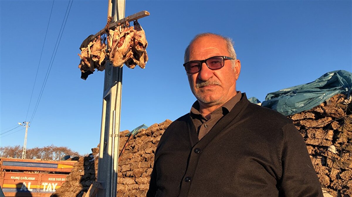 Zahmet ve emekle yetiştirilen kazlar özenle kesilip, tuzlanıp, kurutulduktan sonra gurbetteki eş, dost ve akrabalara gönderiliyor. Zekeriya ve Ülker Çiftçi de uzaktaki oğulları, gelinleri ve torunları için hazırladıkları 9 kaza özenle bakıyor.