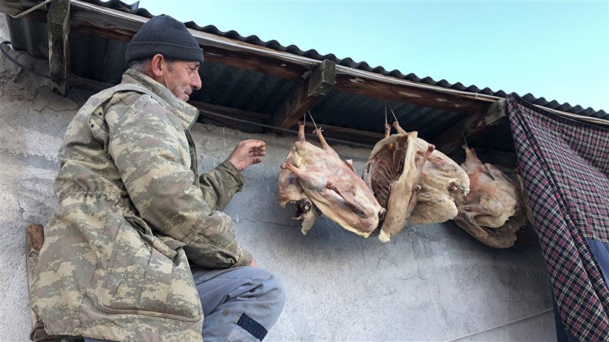 Ülker Çiftçi ise "Köyde yaşam zor ama yine de köyümüz her yerden iyidir. Kazımızı, tavuğumuzu kendimiz besliyoruz. Oğullarıma, kızlarıma, gelinlerime, torunlarıma bu kazları göndereceğim. Tavukları da kuruttum onları da göndereceğim. Kalanları da kendimiz yiyeceğiz" diye konuştu.