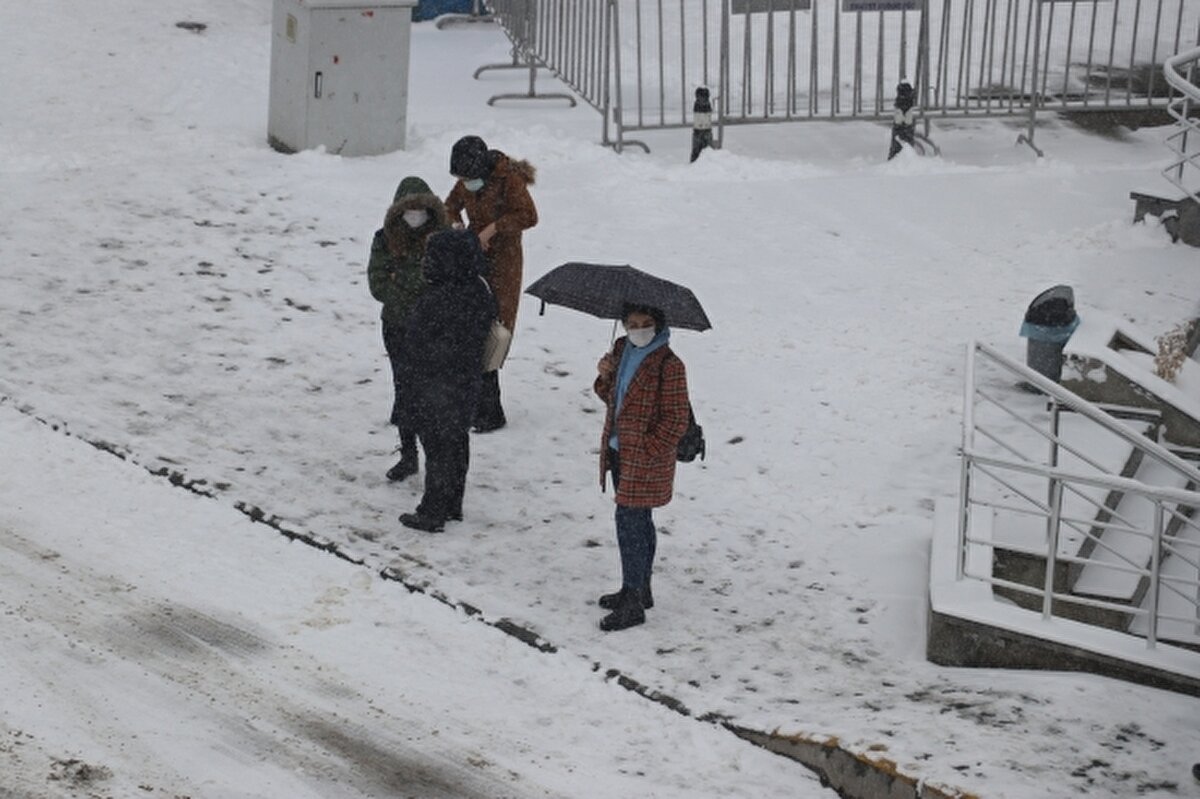 Tunceli'de etkili olan kar yağışı hayatı olumsuz etkiledi. Kentte gece etkili olan sağanak, sabah saatlerinde yerini kar yağışına bıraktı.  Kar yağışıyla kent merkezindeki yüksek kesimler ile Ovacık, Pülümür, Hozat, Nazımiye ve Mazgirt ilçeleri beyaza büründü.  Ekipler, kar yağışı ve tipi nedeniyle ulaşıma kapanan yollarda çalışma başlattı.