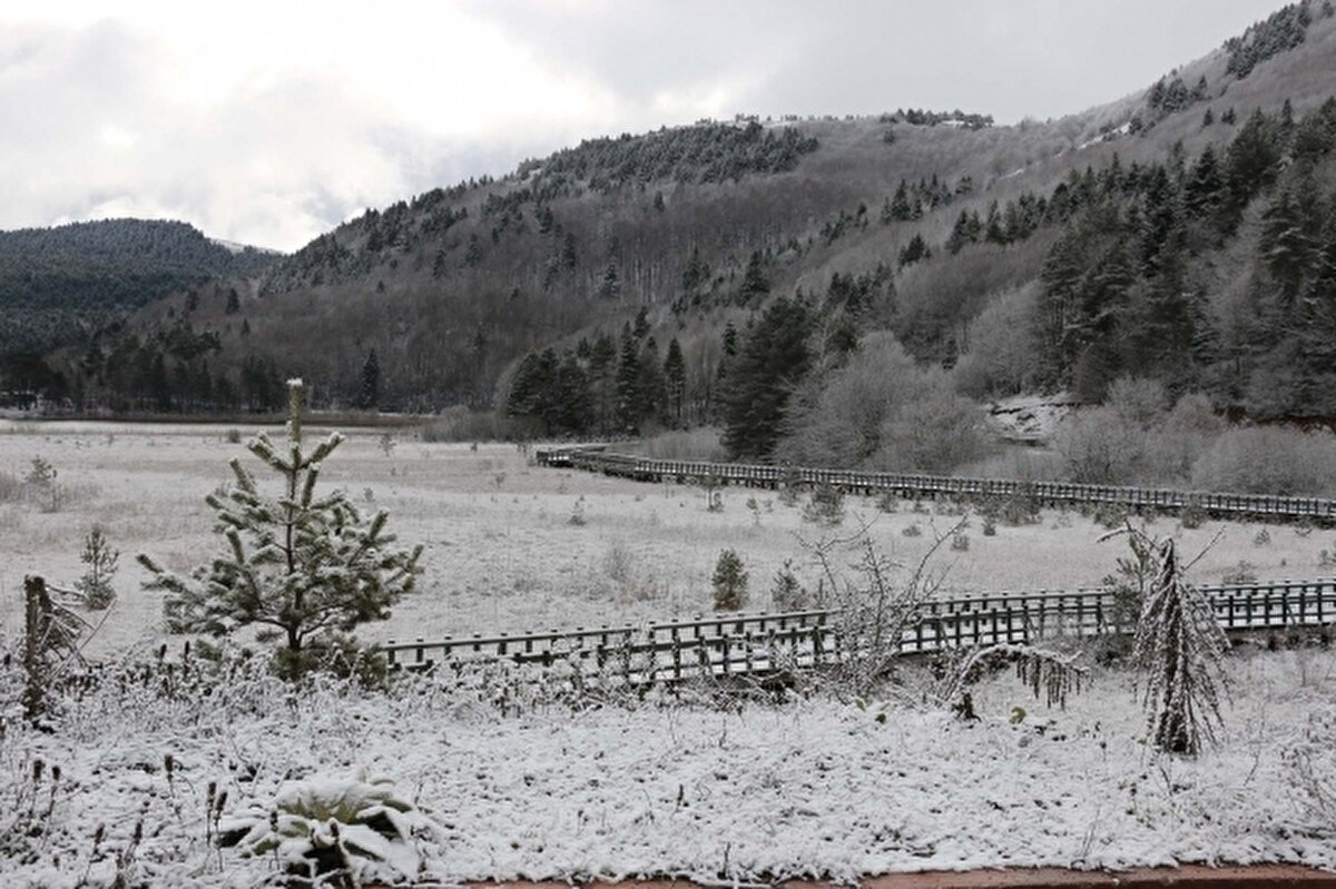 Bolu'nun Yeniçağ ve Gerede ilçelerinde kar yağışı etkisini gösterdi.  Bölgede dün akşam saatlerinde etkili olan sağanak, gecenin ilerleyen saatlerinde hava sıcaklığının da düşmesiyle yerini kar yağışına bıraktı.  Yeniçağa ve Gerede ilçelerinde sabaha kadar aralıklarla etkili olan kar yağışının ardından yüksek kesimler ince beyaz örtüyle kaplandı.Kocaeli'de Samanlı Dağları'nın zirvesinde bulunan Kartepe, kar yağışı dolayısıyla beyaza büründü.  Sapanca Gölü ve İzmit Körfezi manzarasıyla eşsiz güzellikler sunan Kartepe'deki kayak merkezinde kar kalınlığı 5 santimetre ölçüldü.