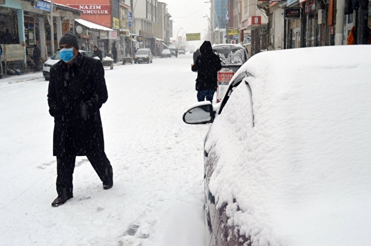 Ağrı'da da kar yağışı etkili oldu. Sabah saatlerinde başlayan yağış sonrası beyaza bürünen kentte vatandaşlar ile sürücüler zor anlar yaşadı.  Karayolları 123. Şube Şefliği ve belediye ekipleri iş makineleriyle karla mücadele çalışması başlattı.  Vatandaşlar iş yerlerinin önünü, belediye ekipleri de caddelerdeki kar birikintisini temizledi.