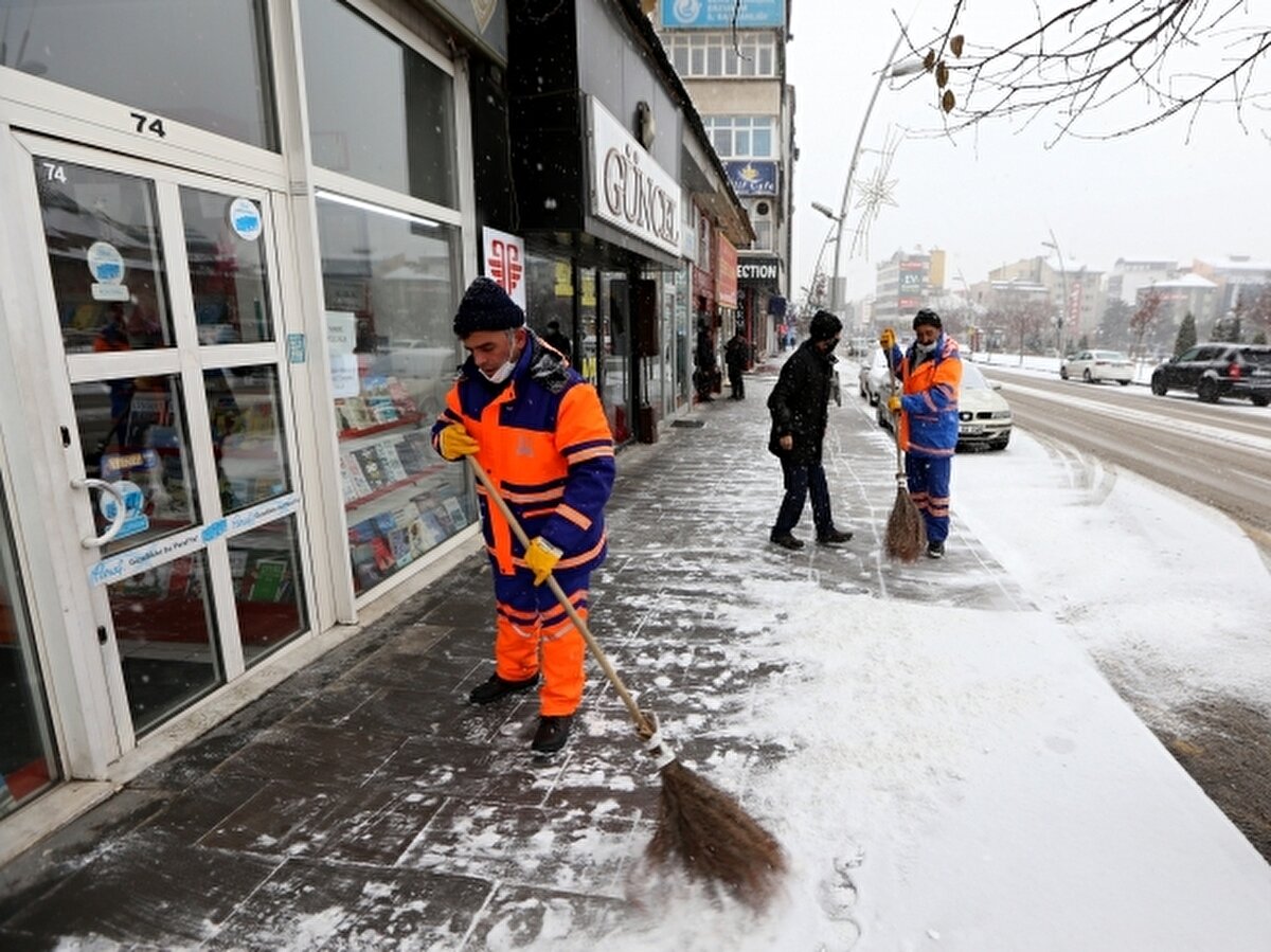 Erzurum'da gece başlayan ve sabah saatlerinde etkili olan kar yağışı hayatı olumsuz etkiledi.  Vatandaşlar, otomobil, ev ve iş yerlerinin önündeki karı temizlerken, belediye ekipleri de mahalle, cadde ve sokaklarda temizlik çalışması yürüttü.