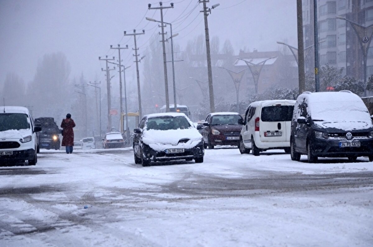 Karayolları 116. Şube Şefliği ve Malazgirt Belediyesi ekipleri, yağışın ardından kar temizleme ve tuzlama çalışması başlattı.  Vatandaşlar da iş yeri ve evlerin önünde biriken kar yığınlarını temizledi.  Bitlis'in Ahlat ilçesinde de kar ve soğuk hava aralıklarla etkili oldu.