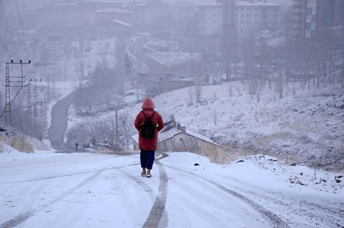 Keltepe Kayak Merkezi de kar yağışının ardından beyaza örtüyle kaplandı.  Bölgede gece saatlerinde başlayan kar yağışı, 2 bin rakımlı kayak merkezinin bulunduğu alanda etkili oldu.  Yağış nedeniyle zirvesi beyaza bürünene kayak merkezinde kar kalınlığı 4 santimetreyi buldu.   Van'da sabah saatlerinde başlayan kar, yüksek kesimleri beyaza bürüdü. Van-Bahçesaray kara yolunun Karabet Geçidi'nde ulaşım kontrollü sağlandı.  Bitlis ve Muş'ta da kar yağışı sabah saatlerinde başladı. Belediye ekipleri, kaldırımlardaki karları temizledi. Muş-Bitlis kara yolunda kar ve sis ulaşımda aksamalara neden oldu.