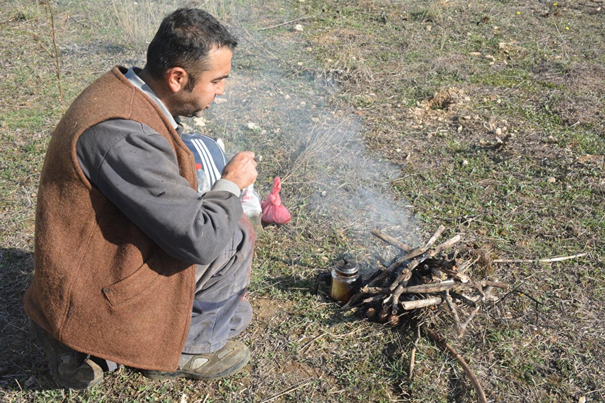 Öncelikle 50 tane aldım sonra kendime damızlık bıraktım ve sayıyı daha sonra 100’e çıkarttım. Şimdi yeni doğan kuzularımla birlikte bu sayı 130’u buldu. Kendi sermayemle büyümeye çalışıyorum. Hedefim koyun sayısını 200’e çıkartmak. Yavaş yavaş bu şekilde büyüyüp bütün geçimimi bu şekilde yapmayı düşünüyorum” dedi.