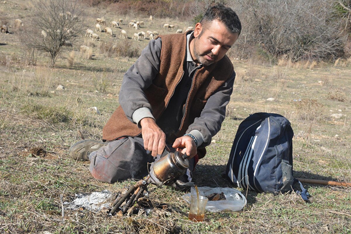 İstanbul’da yaklaşık 20 yıl yaşayıp, özel bir şirkette yöneticilik yapan Selahattin Çak, geçen mart ayında ortaya çıkan koronavirüsün salgınının ardından radikal bir karar aldı. Şehir gürültüsünden bunaldığını hisseden ve koronavirüs endişesi yaşayan Çak, eşi ve 2 çocuğunu alarak Bilecik’in Osmaneli ilçesine bağlı 58 nüfuslu Günüören köyüne yerleşti. Ailesi için bir ev yapan ve 50 koyun alarak hayvancılığa başlayan Çak, doğan kuzuları ile bu sayıyı 130’a çıkarttı. 