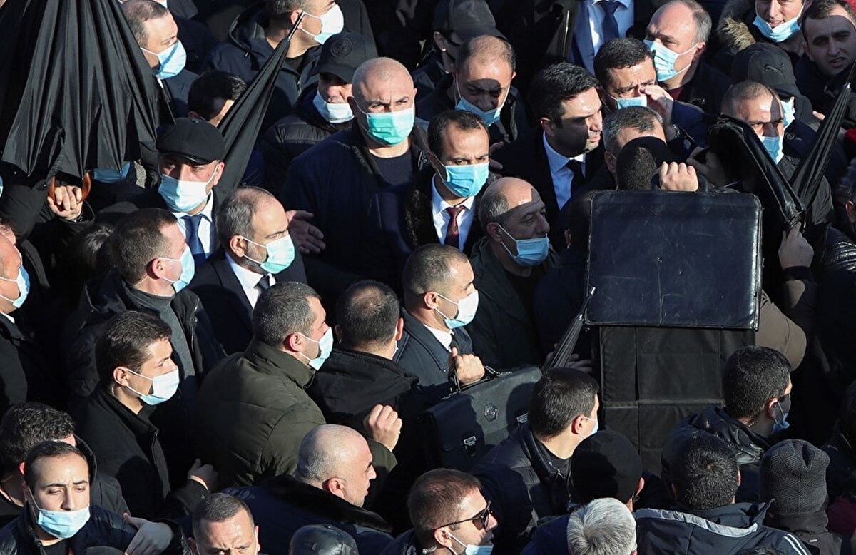 Kilisede tokalaşmak için elini uzatan Paşinyan’ı papazın reddettiği ve el hareketiyle kiliseden kovduğu görüntüler, sosyal medya paylaşımlarına yansıdı.