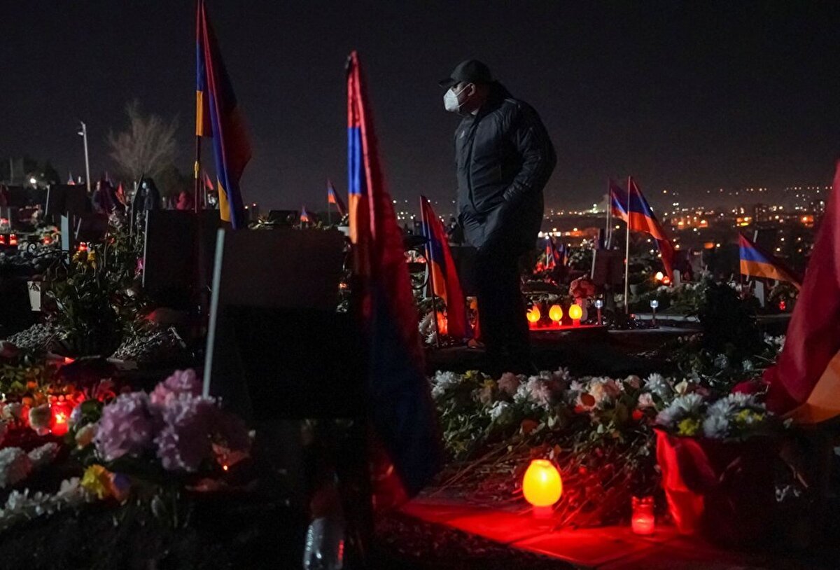Erivan’da polis sıkı güvenlik önlemi alsa da bazı protestocular, Adalet Bakanlığı ve Dışişleri Bakanlığı önünde eylem düzenleyerek, Paşinyan’ı istifaya çağırdı. Polis ile göstericiler arasında zaman zaman arbede yaşandı.

Bir grup protestocu Erivan-Vanadzor yolunu iş makineleri ve araçlarla kapattı.