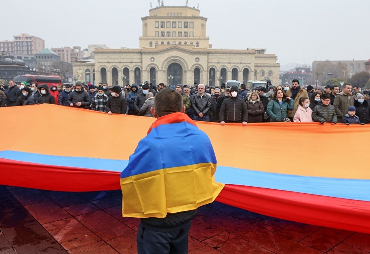 2018 öncesinde ülke yönetiminde söz sahibi olan "ulusal elit" kesimin kaybettiği gelir ve güç kaynaklarını geri almak için intikam peşinde olduğunu savunan Paşinyan, halkın ülkenin kaderini belirleme hakkını kaybetmemesi için her şeyi yapmaya hazır olduğunu söyledi.