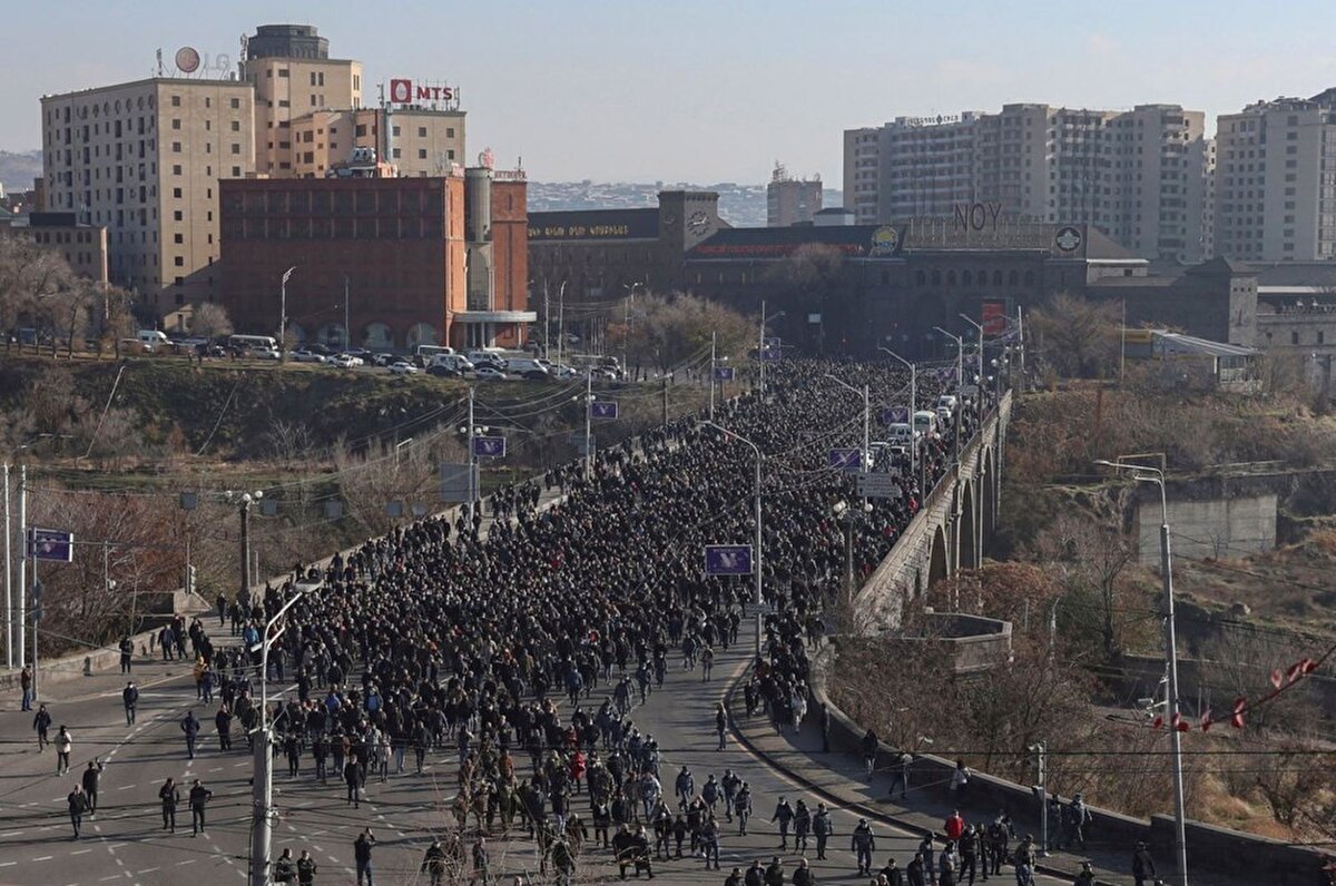 Paşinyan ayrıca protestocuların yolları kapatması nedeniyle bölgede yer alan Goris ve diğer şehirlere de alınmadı.

Tepkilerden çekinen Paşinyan, gezisini yarım bırakarak Erivan’a dönmek zorunda kaldı.