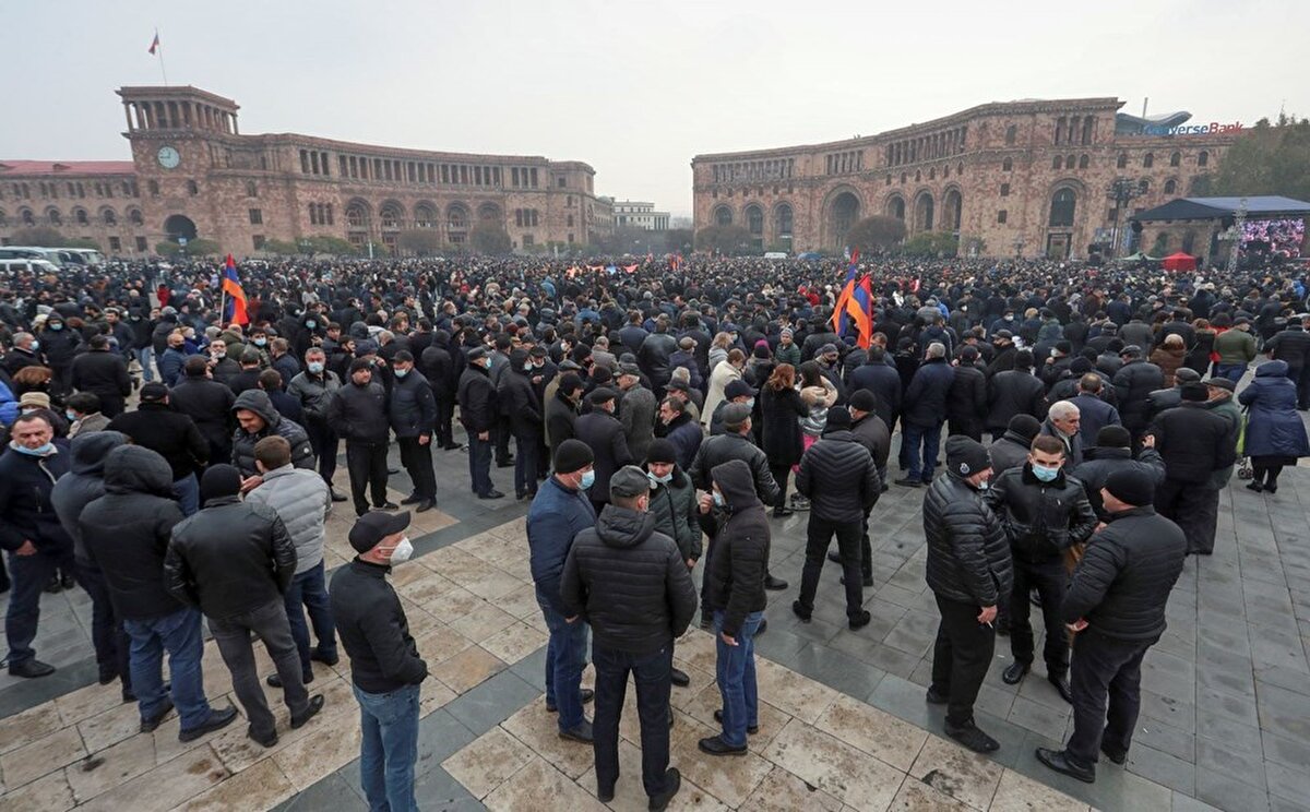 Ermenistan'da halk, Paşinyan’ın Azerbaycan karşısındaki mağlubiyeti kabul etmesinin ardından 10 Kasım'da protesto gösterilerine başlamıştı.