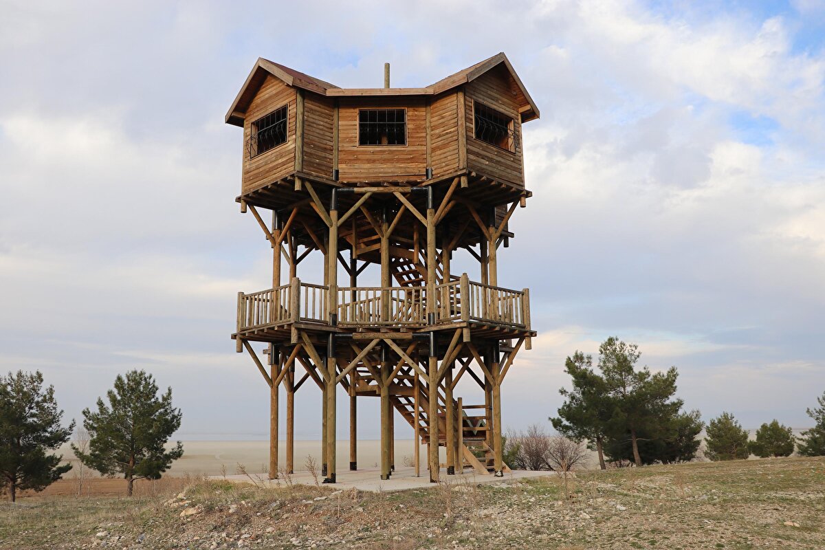 Göl yakınındaki kırsal Akpınar Mahallesi'nde oturan Ramazan Tekeli, yağışların azılması nedeniyle gölün sürekli çekildiğini belirterek, "Acıgöl eskiden yazın çekilir, kışın dolardı. Yağışlar azalınca iyice çekilmeye başladı. Göl alanı küçülmeye başladı. Başmakçı ve Gemiş tarafından uzun çekilme var. Göçmen kuşlar da azaldı. Flamingolar da çoktu önceden. Hatta burada yavruluyordu. Artık onlarda gelmiyor. Fazla bir kuş türü de kalmadı. Yağmur hiç olmadı kar da yağmıyor. Bunun da etkisiyle gölde kuraklık yaşanıyor" diye konuştu.

