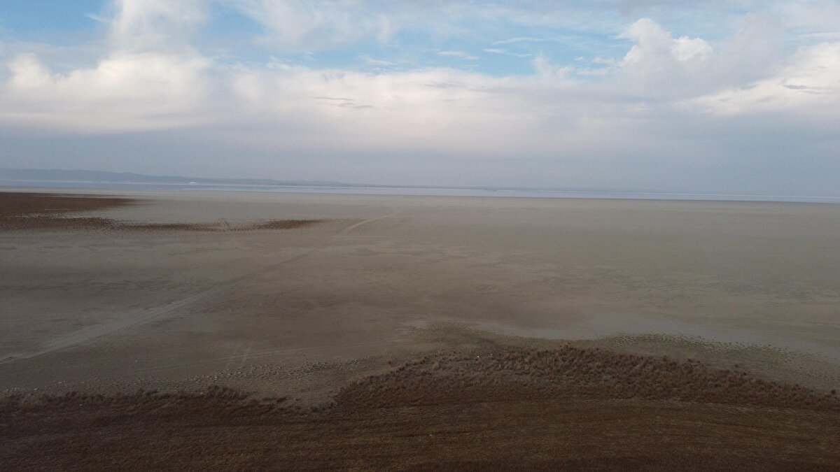 Gölün çevresinde çobanlık yaparak geçimini sağlayan Halil Tıknaz ise, daha önce kuş gözlemcilerinin Acıgöl'e akın akın geldiğine dikkati çekip, "Acıgöl'de daha önce su boldu. Yılın sonuna geldik, yağış yok. Bölgede açılan sulama kuyularının da kuraklıkta etkisi var. Göldeki su çekilince kuşlar kayboldu, gelmez oldular. Daha önceden kuşların fotoğraflarını çekmek için Türkiye'nin her yerinden buraya gelenler oluyordu. Şimdi gelen giden de kalmadı" dedi.

