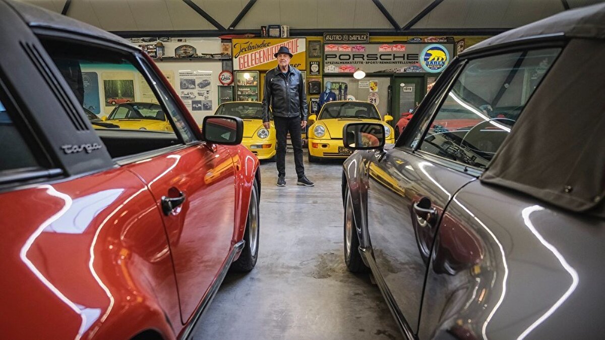 Otomobil tutukunu Ottocar J,söz konusu lüks marka araç tutkusunun yaklaşık 50 yıl önce aynı marka bir otomobilin yanından geçmesiyle başladığını ifade etti.