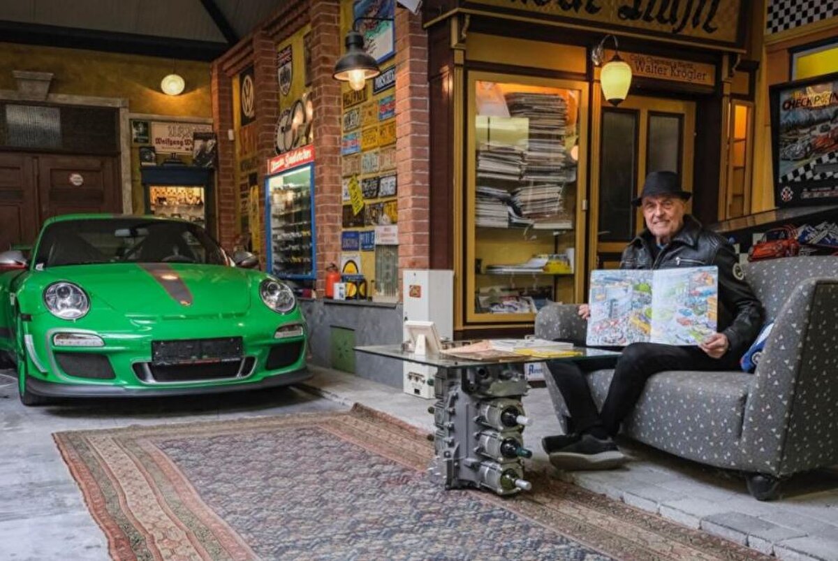 Bunun ardından Ottocar J, Porsche Topluluk Yönetimi tarafından Porsche amblemini bir kaputun üzerine takmasına izin verilen ilk müşterilerden biri oldu.